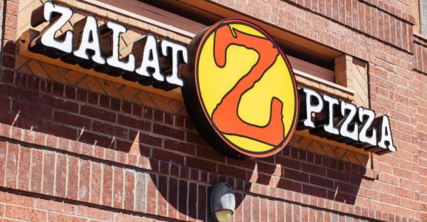 Insegna Zalat Pizza. Ristorante pizzeria senza tattoo raddoppia.