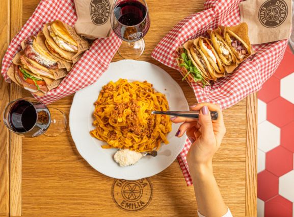 Dispensa Emilia: tagliatelle al ragù, tigelle e vino rosso. Cucina tradizionale emiliana.