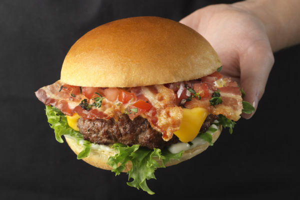 Gustoso veg burger Tulip Professional con bacon croccante. Perfetto per chef!