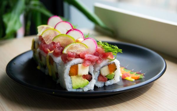 Sushi nikkei Almaki, fusion nippo-peruviana. Ristorante quick con roll colorati, avocado e pesce fresco.