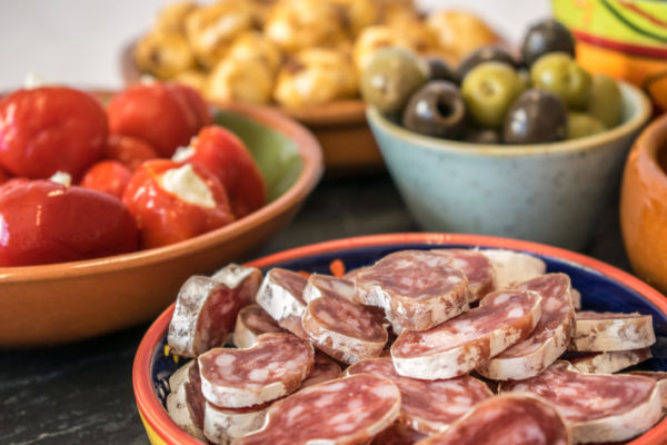 Pranzo aziendale: primi piatti, salumi e olive. Ristorante aziendale e pausa pranzo.