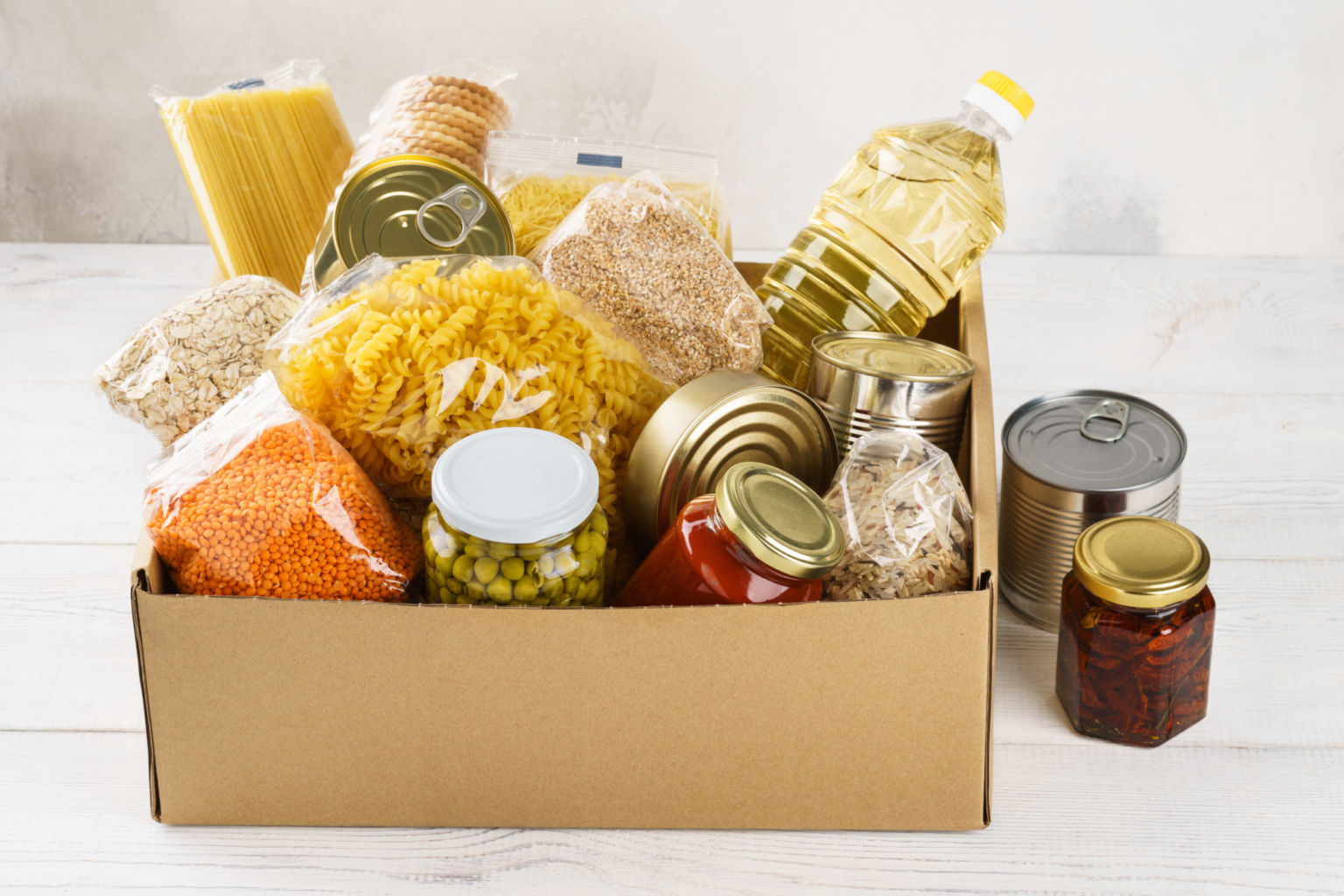 Scatola di prodotti alimentari sostenibili e sani: pasta, legumi ...