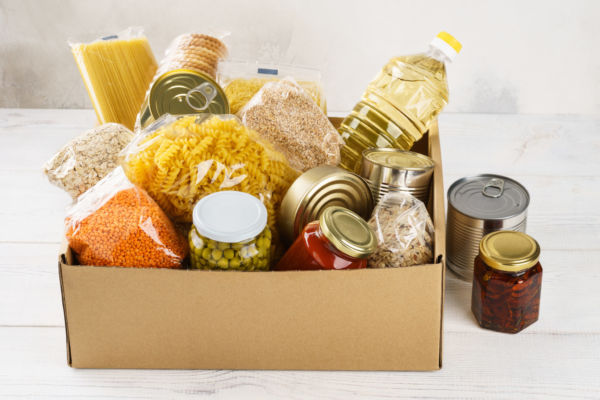 Scatola di prodotti alimentari sostenibili e sani: pasta, legumi, conserve, olio. Innovation corner.