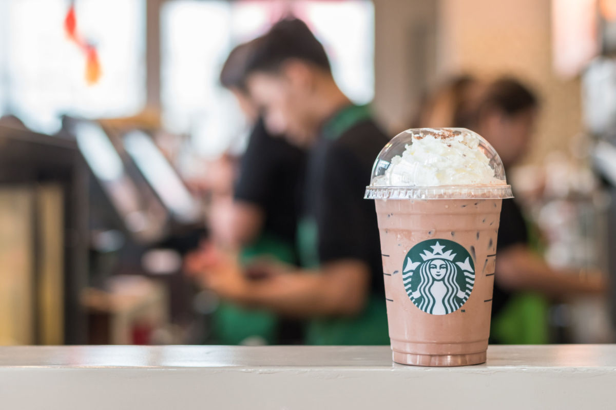 Usa, Starbucks rimborsa aborti e cambi di genere ai dipendenti