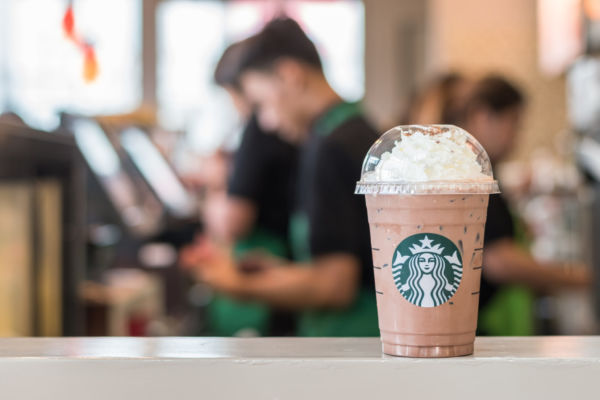 Starbucks: Frappuccino con panna. Usa, Starbucks rimborsa aborti e cambi di genere ai dipendenti.