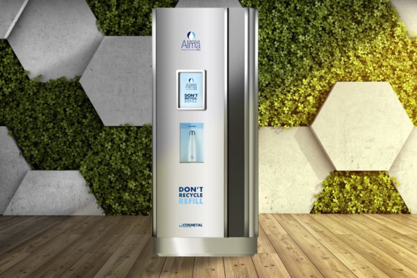Distributore automatico acqua Celli: design moderno, erogazione acqua alla spina. Soluzione vending sostenibile e innovativa.