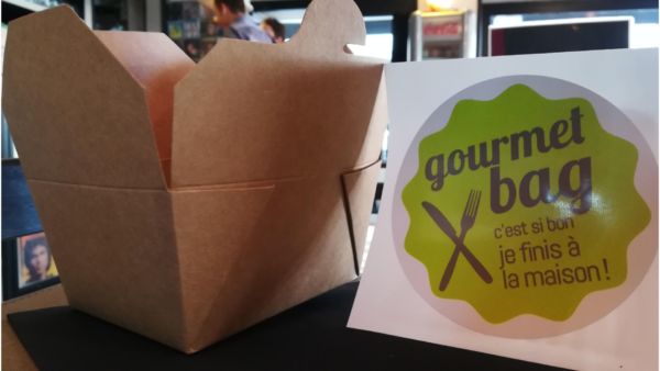 Doggy bag per ristoranti a Milano. Contenitore take away e adesivo Gourmet Bag per ridurre lo spreco alimentare.
