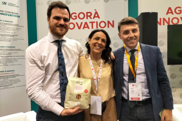 Felicia Maltagliatelle healthy. Persone sorridenti con pasta Felicia a Cibus. Innovazione alimentare e Università di Pollenzo.