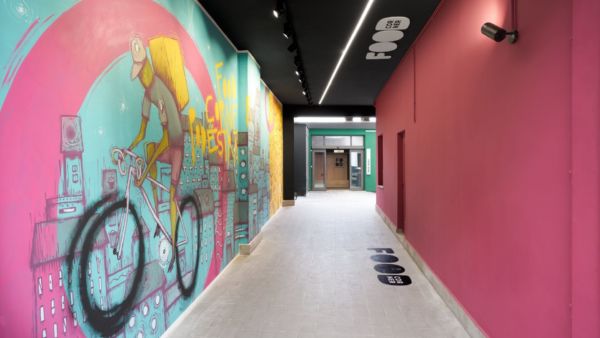 Glovo Torino: food corner con murales colorato. Design interno con arte urbana e consegna cibo a domicilio.
