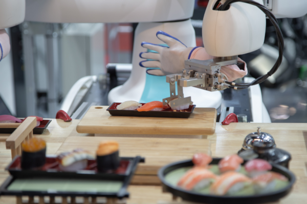 Robot che prepara sushi. Automazione e carenza di manodopera: i robot sono la soluzione?