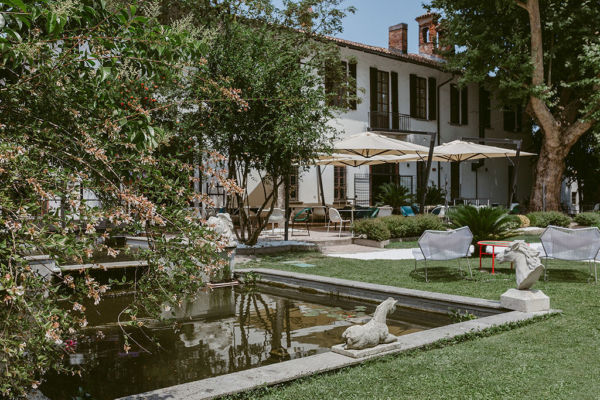 Carlo al Naviglio: ristorante, hotel e urban nature. Giardino con laghetto e statue. Relax all'aperto.
