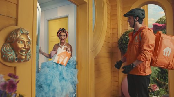 Katy Perry e il rider Just Eat. Consegna a domicilio per la popstar in abito azzurro.