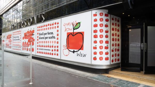 Apertura Mercato Centrale Australia: vetrine con mele rosse e scritta Coming Soon.