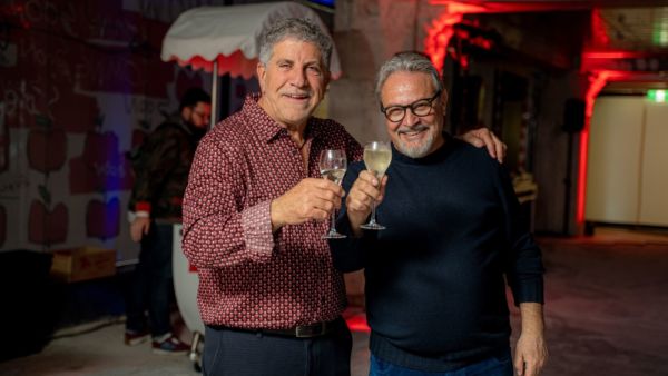 Umberto Montano e Eddie Muto celebrano l'apertura del Mercato Centrale in Australia. Brindisi e sorrisi!