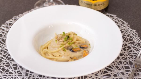 Roberto Valbuzzi: piatto di pasta con cozze e birra bionda. Ricetta originale dello chef.