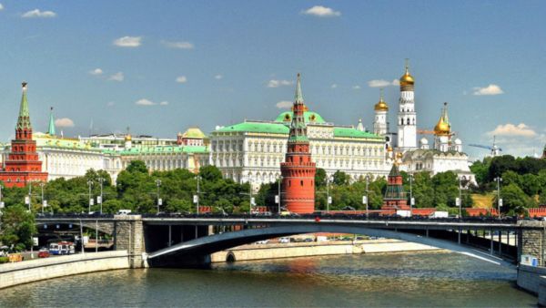 Palazzo del governo russo a Mosca. Architettura, torri e fiume. Russia, Idea.