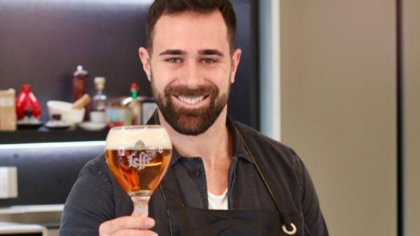 Roberto Valbuzzi con birra Leffe. Lo chef sorride mentre gusta una birra belga. Viva la birra!