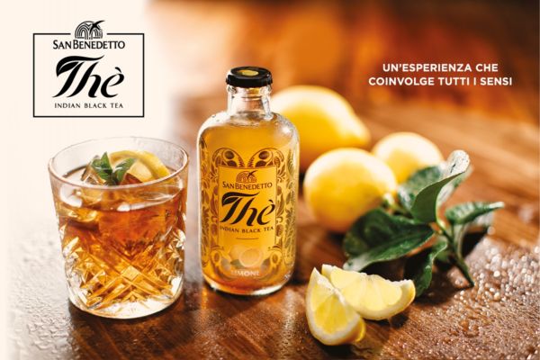 Tè Nero Indiano San Benedetto: bottiglia, bicchiere con ghiaccio e limoni freschi.