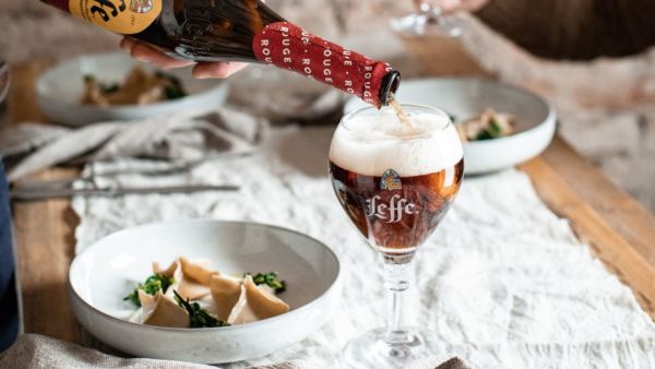 Roberto Valbuzzi, viva la birra! Birra Leffe Rouge versata in un bicchiere, primi piatti.