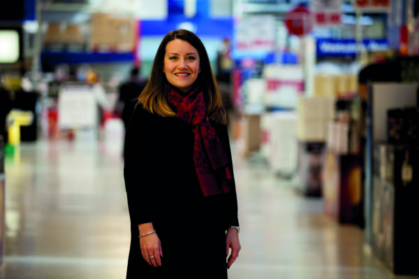 Tanya Kopps, CEO METRO Italia, per stop plastica 2023. Donna sorridente in negozio METRO.