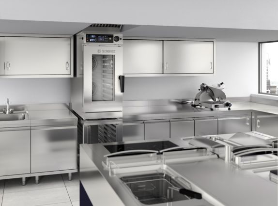 Cucina professionale in acciaio inox con forno Tecnocompact compatto e performante.