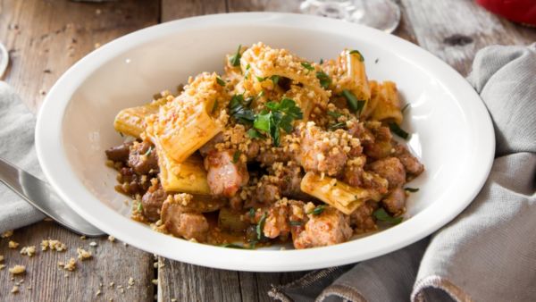 Piatto di pasta dello chef Roberto Valbuzzi. Ricetta con birra e salsiccia.