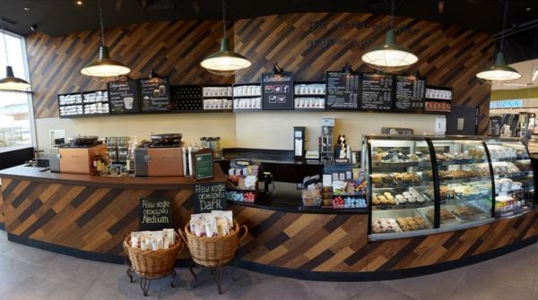 Interno di Starbucks in Russia. Bancone caffè con dolci e bevande. Design moderno.