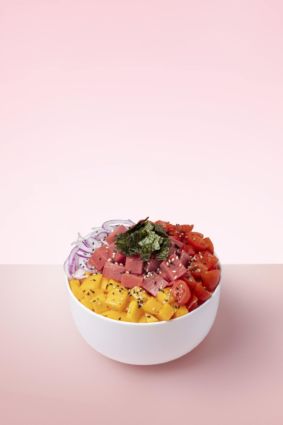 Poke House: bowl con plant-based tune, mango, pomodorini, cipolla rossa e alga nori.