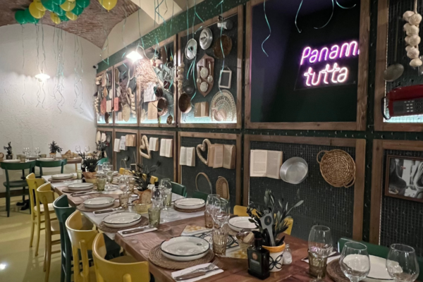 Interno del ristorante Il Mannarino a Milano, tavola imbandita e decorazioni rustiche.