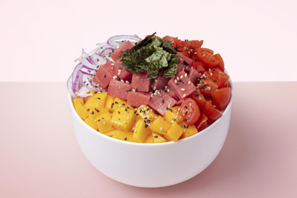 Bowl Poke House con plant-based tune, mango, pomodorini, cipolla rossa e alga nori.