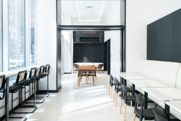 Interno di DoorDash Kitchens a New York: tavoli, sedie e design minimalista. Ristorante moderno.