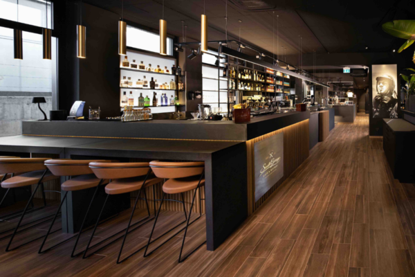 Interni del South Garage Cafè & Bistrot a Milano. Design moderno, bancone bar, sedie in pelle.