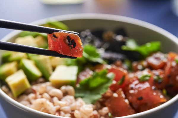 Poke Sun-Rice: ciotola poke con riso, avocado e tonno. Cucina sostenibile e bitcoin.