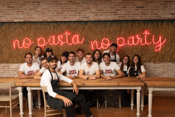 Team Miscusi e Berberè. Neon No Pasta No Party. Ristorante con pasta fresca e pizza artigianale.