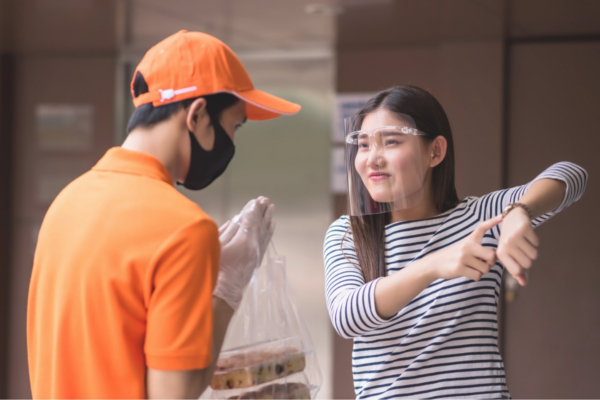 Consegna a domicilio: cliente insoddisfatta con pollice verso. Rischio reputazione per il delivery.