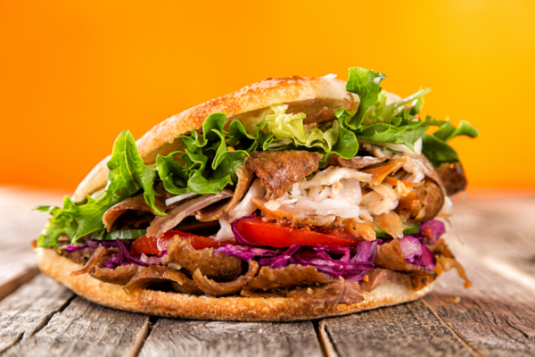 Kebhouze Genova: Kebab ricco con carne, verdure fresche e pane croccante. Gustoso street food!
