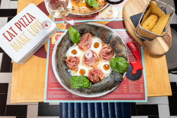Pizza Fra Diavolo CityLife: pizza gourmet con mozzarella, prosciutto e basilico. Ristorante italiano a Milano.