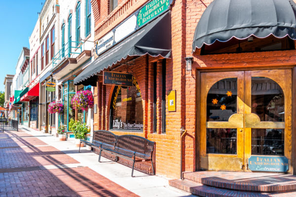 Architettura tradizionale americana: facciata di negozi e ristoranti in stile vintage.
