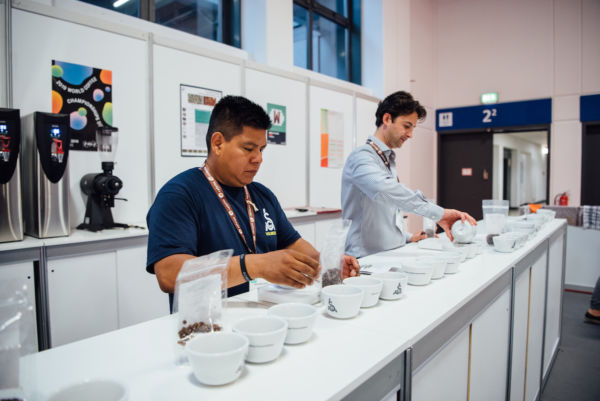 Milano capitale del caffè: assaggiatori al World of Coffee. Degustazione caffè specialty in tazza.