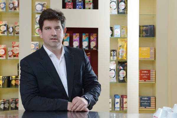 Davide Padelli di Gimoka, alleanza per il caffè italiano. Prodotti Gimoka sullo sfondo.