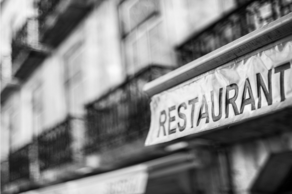 Insegna Restaurant di un ristorante tradizionale in bianco e nero.