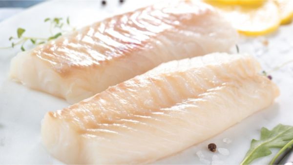 Filetti di pesce bianco crudo. Pesce da laboratorio Nomad Foods e BlueNalu.