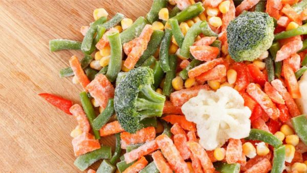 Verdure miste surgelate: broccoli, carote, fagiolini e mais. Ingredienti sani per ricette Nomad Foods.