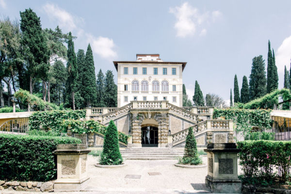 Villa Salviatino, lusso extra Milano. Architettura storica, giardino curato, scalinata monumentale. Eleganza toscana.