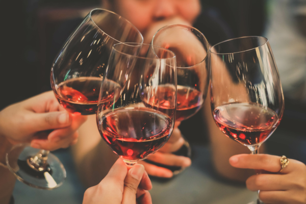 Brindisi con vino rosso. Calici di vino Terra Moretti, Horeca.