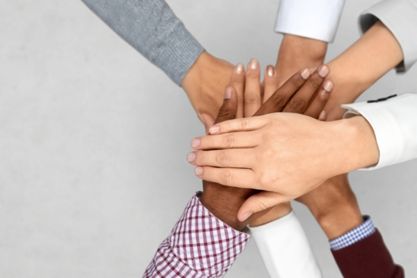 McDonald's: Mani unite, simbolo di diversità e inclusione nel marketing.