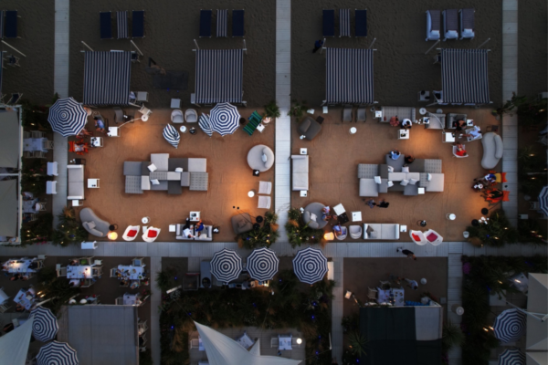 Maitò Versilia: vista aerea esclusiva dello stabilimento balneare con ombrelloni e zone relax.