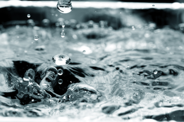 Gocce d'acqua. Acqua minerale italiana, purezza e freschezza in primo piano.
