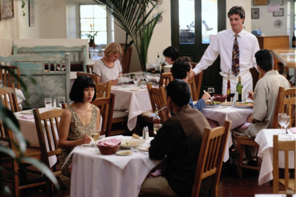 Clienti e cameriere in ristorante. TheFork e Euromonitor, evoluzione settore ristorazione.