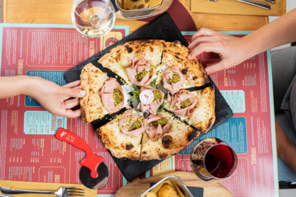 Pizza Fra Diavolo con mortadella a IL CENTRO Arese. Vista dall'alto.